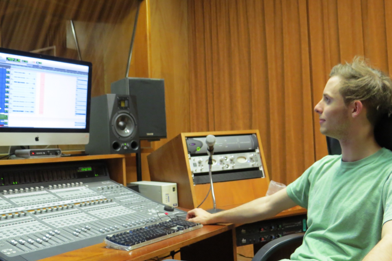 Marcos Blanc operando una consola de mezcla en un estudio de grabación